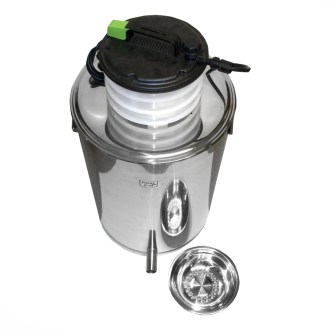 Round wax melter with steam generator